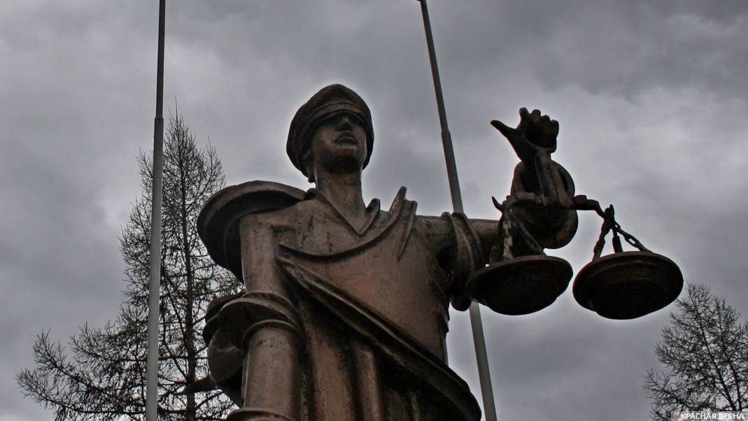 Статуя Фемиды у Омской юридической академии. Омск