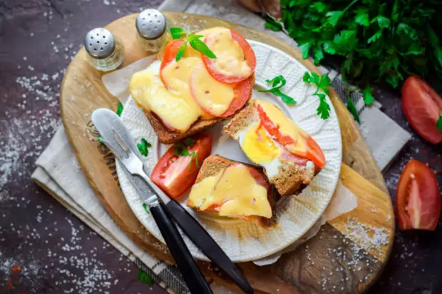 Яичница в хлебе с сыром и помидорами. \ Фото: vilkin.pro.