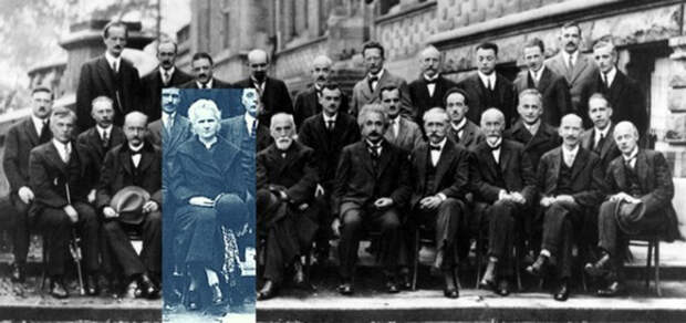 Мария Кюри среди участников конференции о квантовой механике, 1927 год. Фото: cambridgeblog.org Мария Кюри среди участников конференции о квантовой механике, 1927 год. Фото: cambridgeblog.org