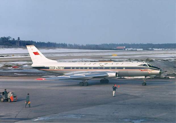 Aeroflot_Tupolev_Tu-124_at_Arlanda,_April_1966.jpg Aeroflot_Tupolev_Tu-124_at_Arlanda,_April_1966.jpg