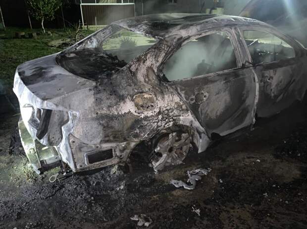 В Анапе ночью неизвестный поджёг две машины