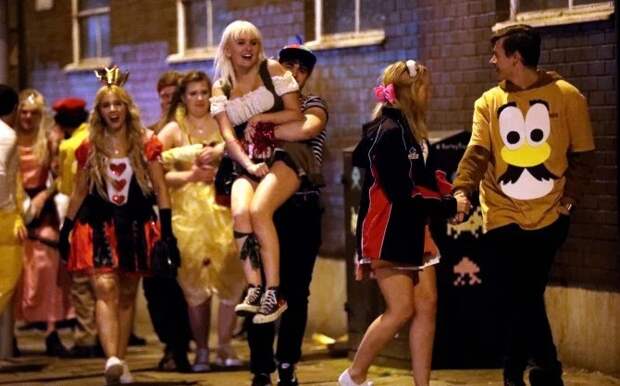 Алкоголь или смерть: британские студенты бурно отпраздновали Хэллоуин на тематических вечеринках