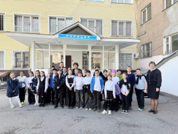 Полицейские Татарстана совместно с Общественным советом провели для школьников экскурсию в отделе полиции.