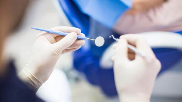 Стоматолог Калинин рассказал о сроке службы зубных коронок