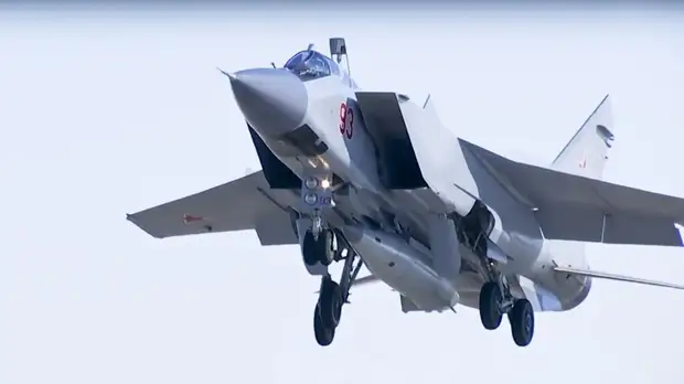 Самолёт МиГ-31 выкатился за пределы ВПП в Новгородской области