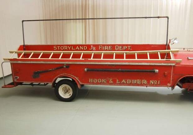 Старинная пожарная машина на аукционе (15 фото) Старинная пожарная машина на аукционе (15 фото)