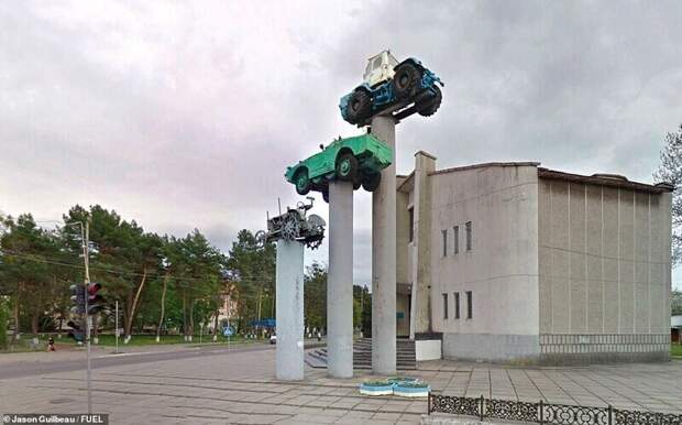 3. Памятник трактору. Славута, Украина 3. Памятник трактору. Славута, Украина