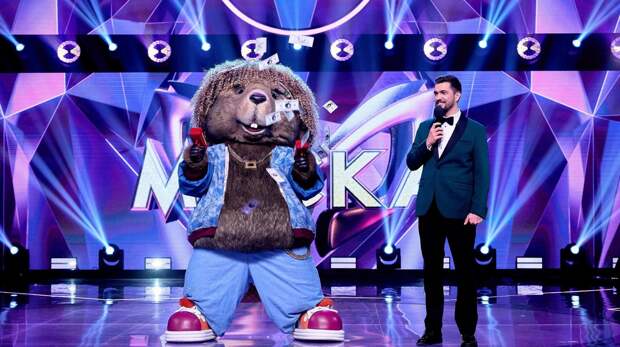 Кто в маске Бобра: сидит за столом и играет в «Натальную карту» в шоу «Маска»