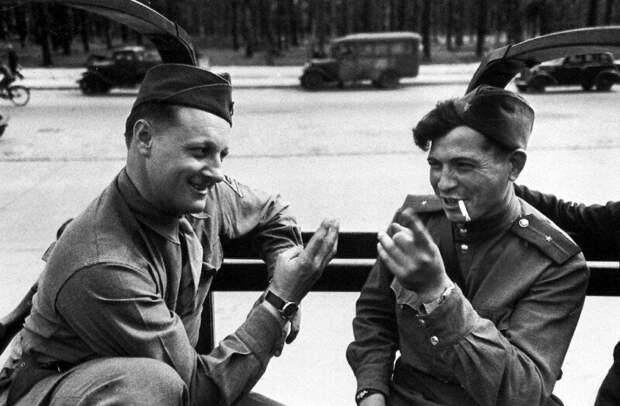 Русский офицер и американский военнослужащий: общаются на пальцах. Берлин. 1945 г. история, ретро, фото