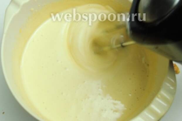 Взбиваем яйца с щепоткой соли и сахаром около 8 минут. Будет очень пышная и густая пена, которая вырастет не менее, чем в 3 раза.