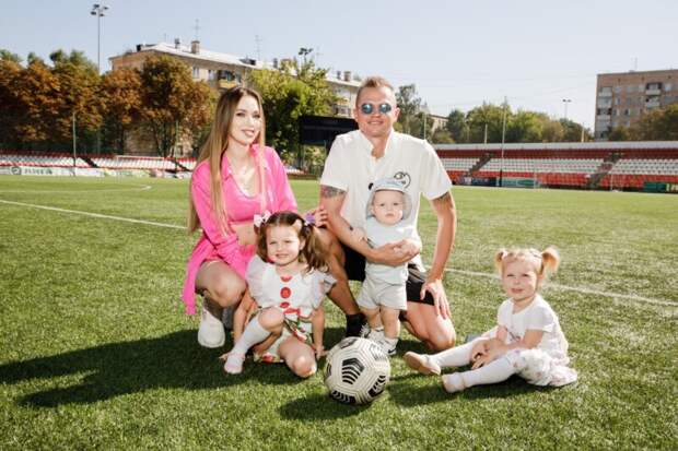 Она пришла в чужой дом, но построила свой рай: Анастасия Костенко: 32 года, 4 детей и «умею рожать» вопреки хейту