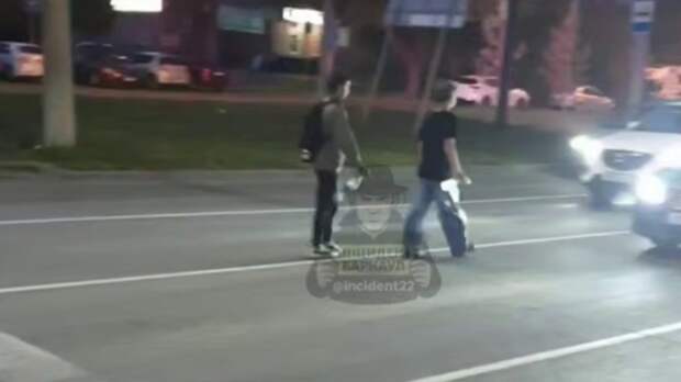 Мальчики идут мыть авто / Кадр из видео: 