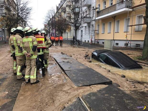 Машина провалилась под землю