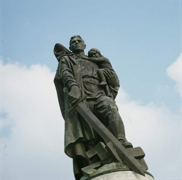 Памятник советскому воину-освободителю в Трептов-парке.