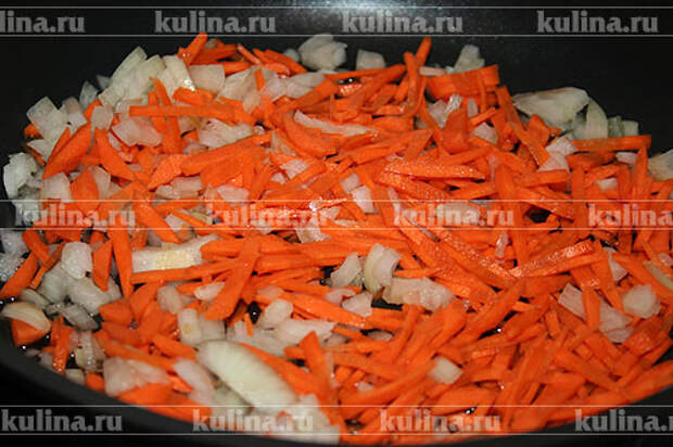 Морковку и лук нарезать соломкой, обжарить на растительном масле до золотистого цвета.