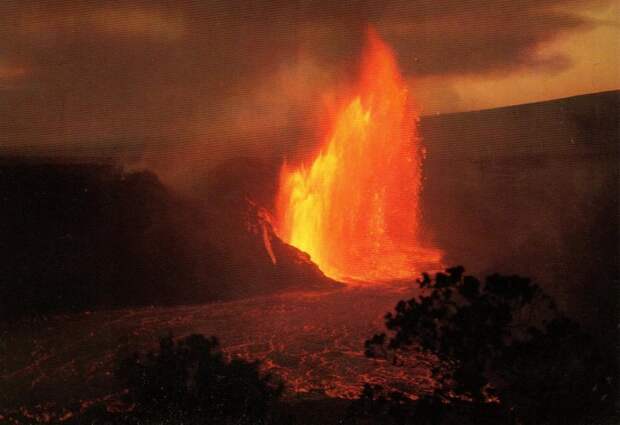 В 1959 году здесь извергался фонтан раскаленной лавы высотой 600 метров !!! америка, вулканы, гавайи, пейзажи, природа, путешествия
