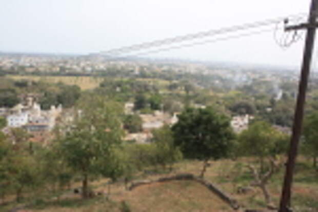 Кликните для увеличения Построенная армянами лестница к месту кончины апостола Фомы.