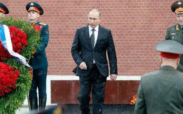 Путин возложил цветы к могиле солдата, несмотря на проливной дождь Путин-годовщина ВОВ, история, факты