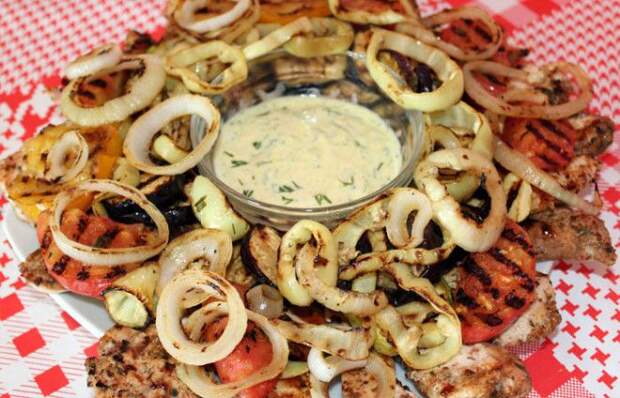 Куриное филе с овощами на гриле.