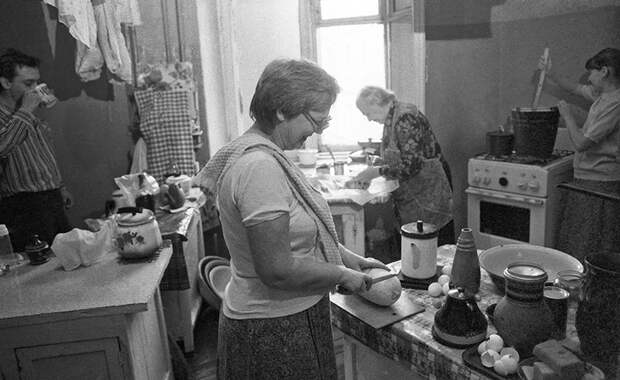 Много постановочных фотографий: как на самом деле выглядели жилые квартиры в СССР