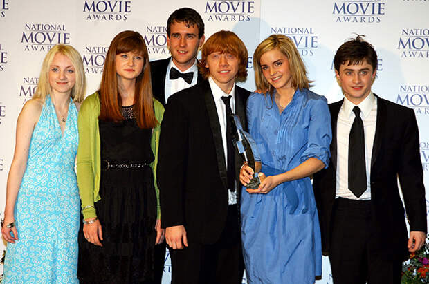 Эванна Линч (краяняя слева) с коллегами по "Гарри Поттеру"