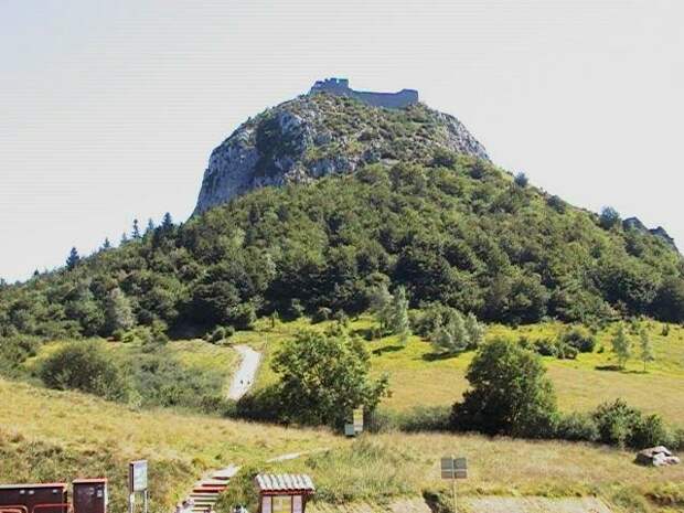 Монсегюр (крепость) — небольшое оборонительное сооружение, находящееся на вершине пог — или печ — (отдельно стоящей скалы) в отрогах Пиренеев, неподалёку от пика св. Варфоломея. 