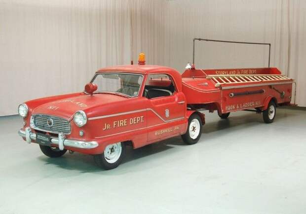 Старинная пожарная машина на аукционе (15 фото) Старинная пожарная машина на аукционе (15 фото)