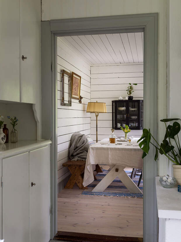 Маленький дачный домик с оригинальными окнами в Швеции