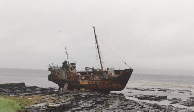Баркас на берегу моря