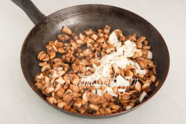 В сковороду наливаем 2-3 столовые ложки рафинированного растительного (у меня подсолнечное) масла, разогреваем его и кладем грибы с луком