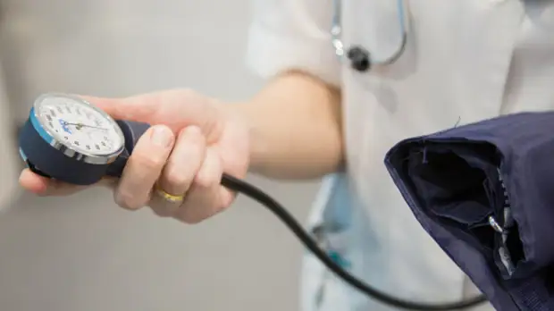 Кардиолог предупредил о смертельной опасности резкого снижения давления