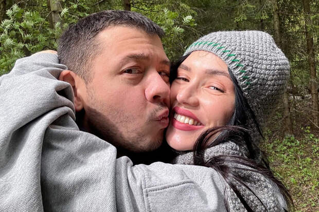 Певица Ольга Серябкина опубликовала редкие фото с мужем на прогулке