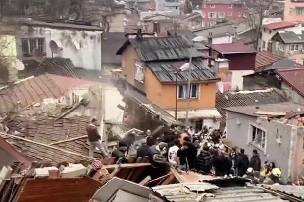 ТАСС: восемь из девяти человек спасены из-под завалов в Стамбуле