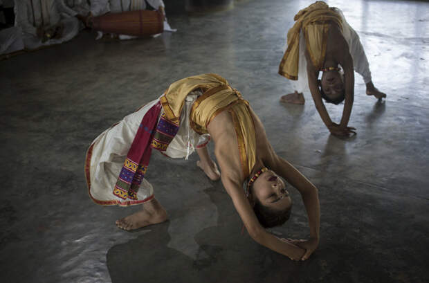 Прабхат (впереди) и Шаркар (сзади) во время исполнения танца агхора бхакти, люди, монахи
