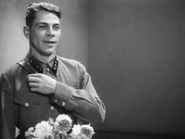 "ТИМУР И ЕГО КОМАНДА" СЫГРАВ ГЛАВНУЮ РОЛЬ В ПЕРВОЙ СКАЗКЕ АЛЕКСАНДРА РОУ, ПЕРЕМЕСТИЛСЯ В ТЕНЬ