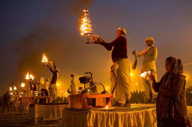 Индуистские священники исполняют церемонию на берегу реки Ганг во время Маха Кумбха Мела («праздника кувшина») в Аллахабаде