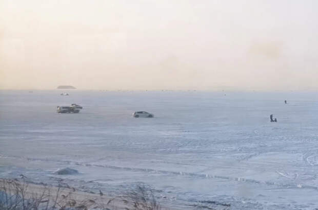 Во Владивостоке три автомобиля с рыбаками провалились под лёд