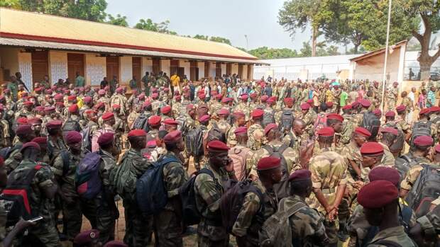 Армия ЦАР конфисковала иностранное вооружение из укрытия боевиков в Боламбили