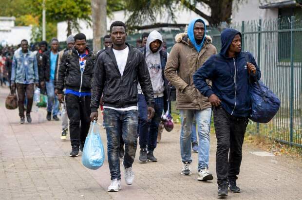 Лейбористы тайно перемещают сотни мигрантов в деревни, а они преследуют детей