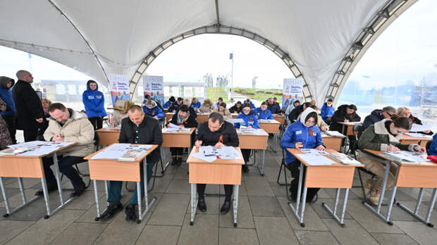 «Человек должен знать историю»: более 70 тысяч жителей Подмосковья написали Диктант Победы