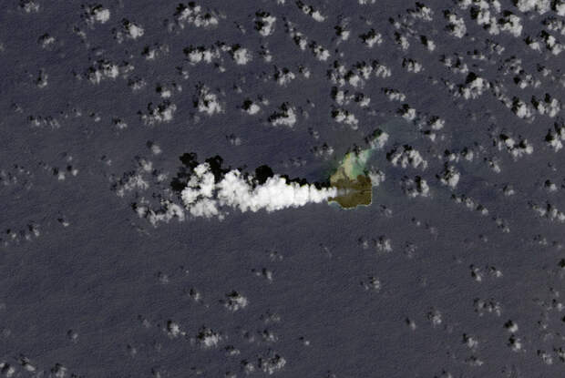Подводное извержение неподалеку от Японского Острова Нишино-Шима