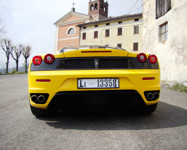 задняя часть Ferrari F430