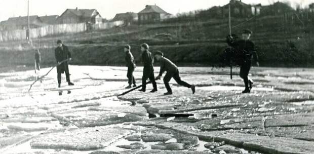 Эту очень старую фотографию тоже нашла в интернете. Пацаны прыгают по льдинам. Тоже очень знакомая картинка из детства.