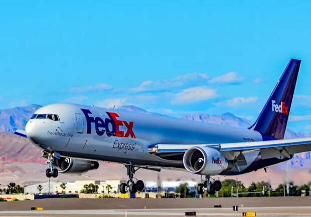 Грузовой самолёт Boeing 767 совершил аварийную посадку в аэропорту Стамбула из-за расшатавшегося шасси