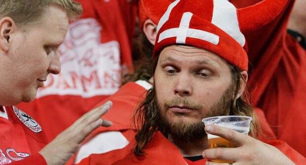 Датские болельщики пьют пиво