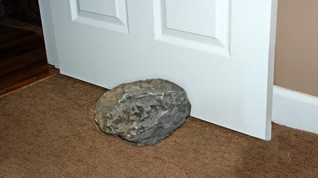 Камнем много лет просто подпирали дверь, пока однажды домой случайно не зашел геолог