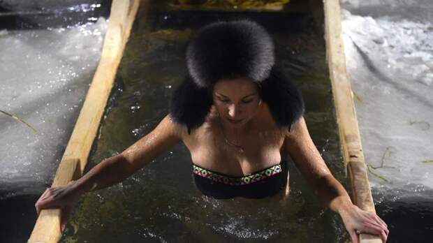 Врач Уланкина посоветовала сделать разминку перед купанием в проруби