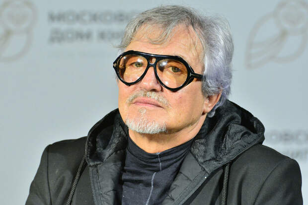 Ведущий Дмитрий Дибров вышел на публику с новой возлюбленной