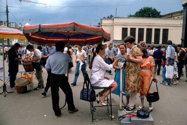 Взвешивание на улице в летнее время - одна из забав советского периода. СССР, Москва, 1988 год. Автор фотографии: Chris Niedenthal.