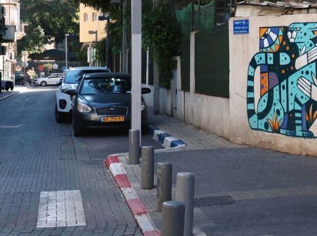 Цвета бордюров в Тель-Авиве определяют правила парковки: просто серые — бесплатно, сине-белые — платно, красно-белые — запрещено